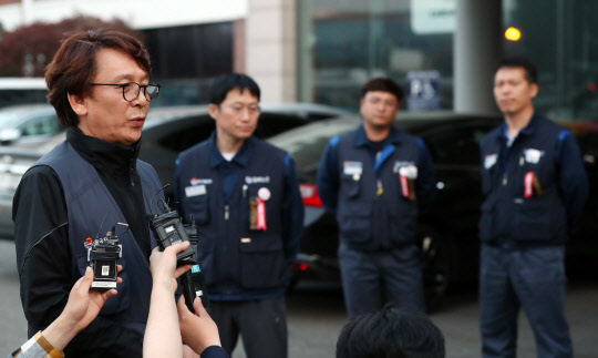 20일 오후 인천시 부평구 한국지엠 부평공장에서 전해철 전국금속노조 한국지엠지부 정책기획실장(왼쪽)이 이날 교섭 결렬 후 노사 협상 결과에 대해 설명하고 있다. <연합뉴스>